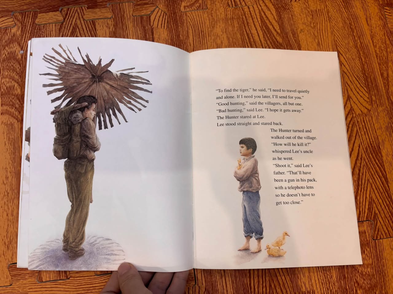 TIGER (A SAINSBURY ANIMALS AT RISK STORY BOOK) — ảnh 5