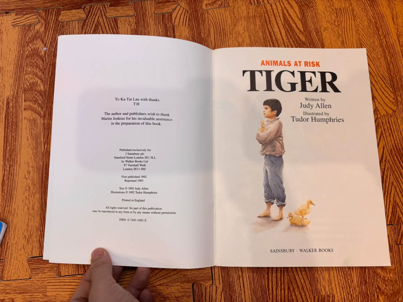 TIGER (A SAINSBURY ANIMALS AT RISK STORY BOOK) — ảnh 2
