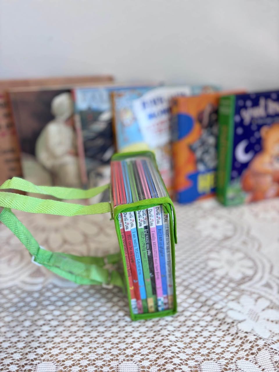 SET BALO CHARLIE AND LOLA (BỘ TRUYỆN TRANH TÚI ĐEO TIỆN LỢI) — ảnh 2