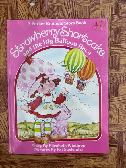 SÁCH TRUYỆN RETRO VINTAGE: STRAWBERRY SHORTCAKE AND THE BIG BALLOON RACE image 1
