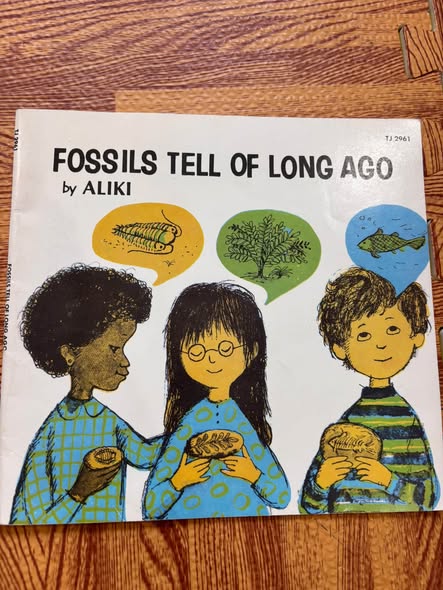 FOSSILS TELL OF LONG AGO (ALIKI)   — ảnh 1