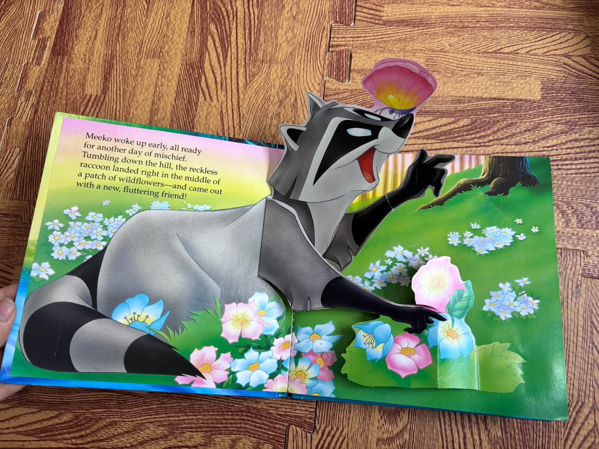 SÁCH TƯƠNG TÁC DISNEY'S POCAHONTAS: MEEKO'S BUSY DAY (POP UP PALS) image 2