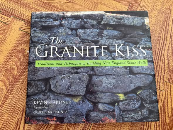 THE GRANITE KISS: TRADITIONS AND TECHNIQUES OF BUILDING NEW ENGLAND STONE WALLS — ảnh 1