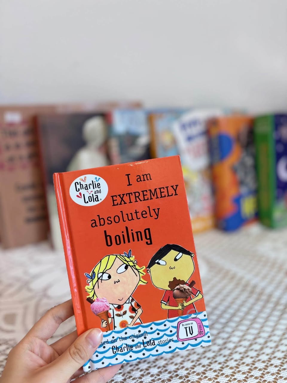 SET BALO CHARLIE AND LOLA (BỘ TRUYỆN TRANH TÚI ĐEO TIỆN LỢI) — ảnh 4