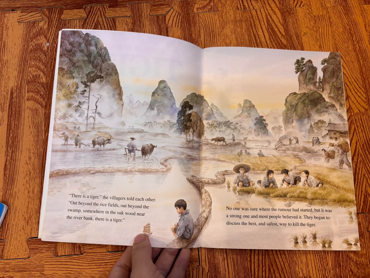 TIGER (A SAINSBURY ANIMALS AT RISK STORY BOOK) — ảnh 3