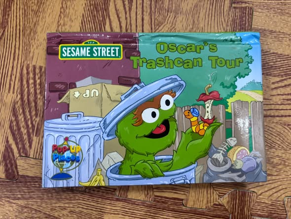 SÁCH DỰNG HÌNH POP-UP: SESAME STREET - OSCAR'S TRASHCAN TOUR