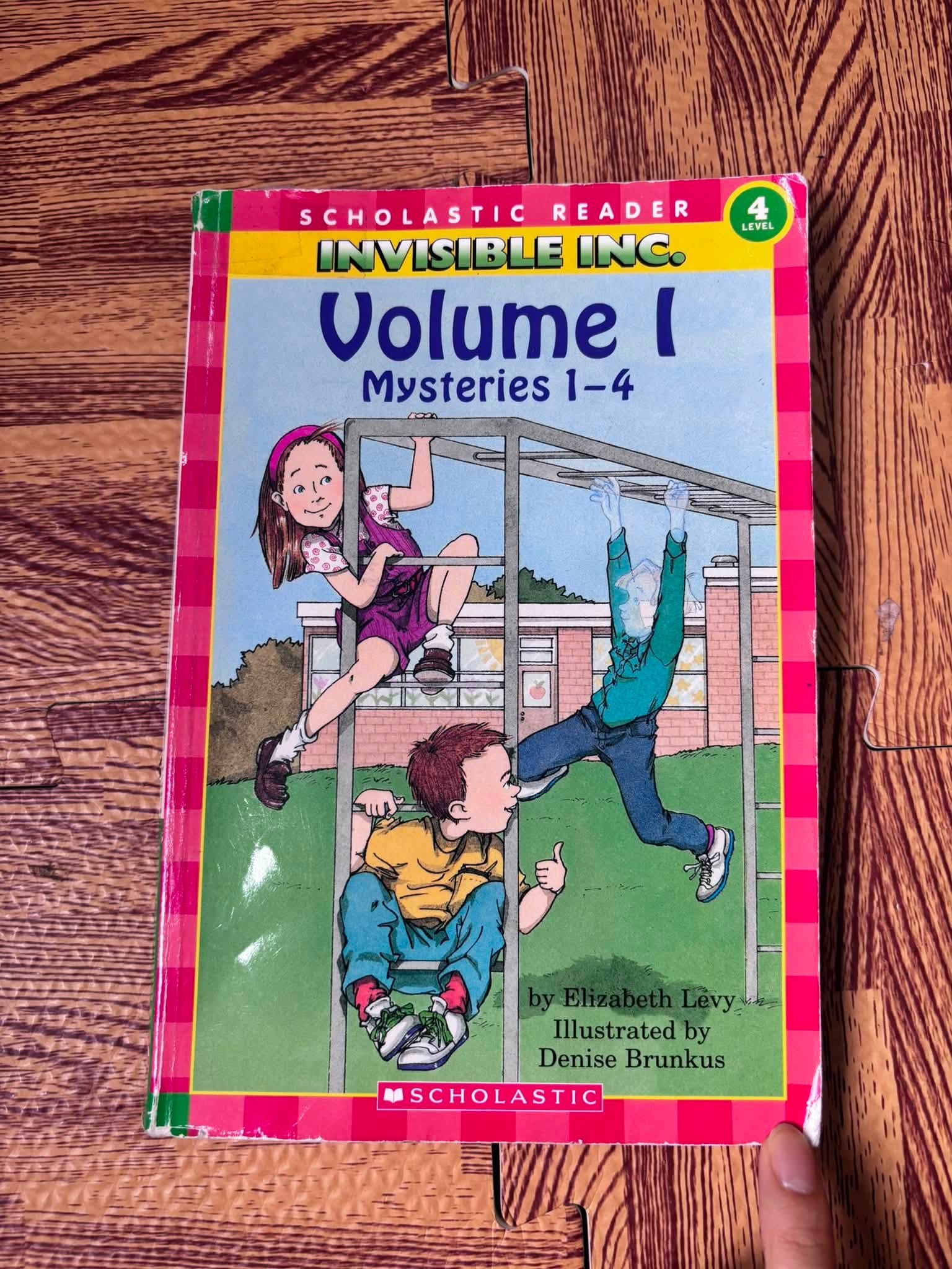 Scholastic Reader Level 4: Invisible Inc. Volume 1 (Mysteries 1–4)