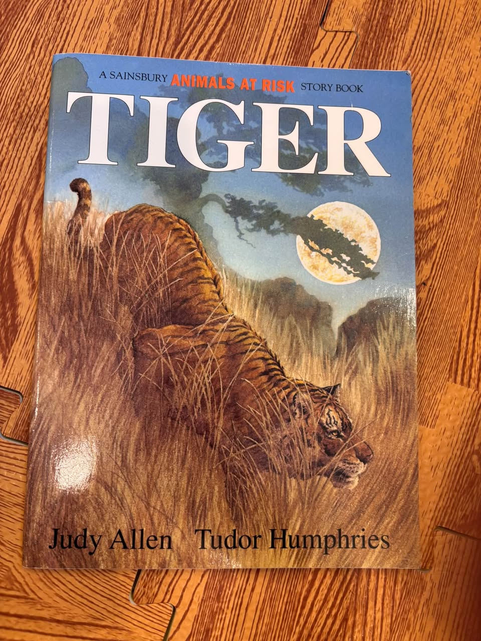 TIGER (A SAINSBURY ANIMALS AT RISK STORY BOOK)