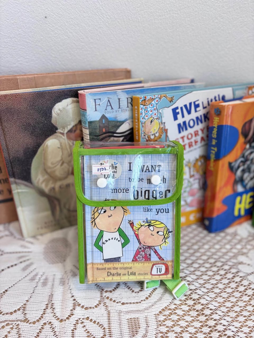 SET BALO CHARLIE AND LOLA (BỘ TRUYỆN TRANH TÚI ĐEO TIỆN LỢI) — ảnh 1
