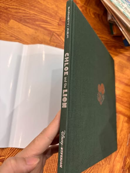 CHLOE AND THE LION — ảnh 4