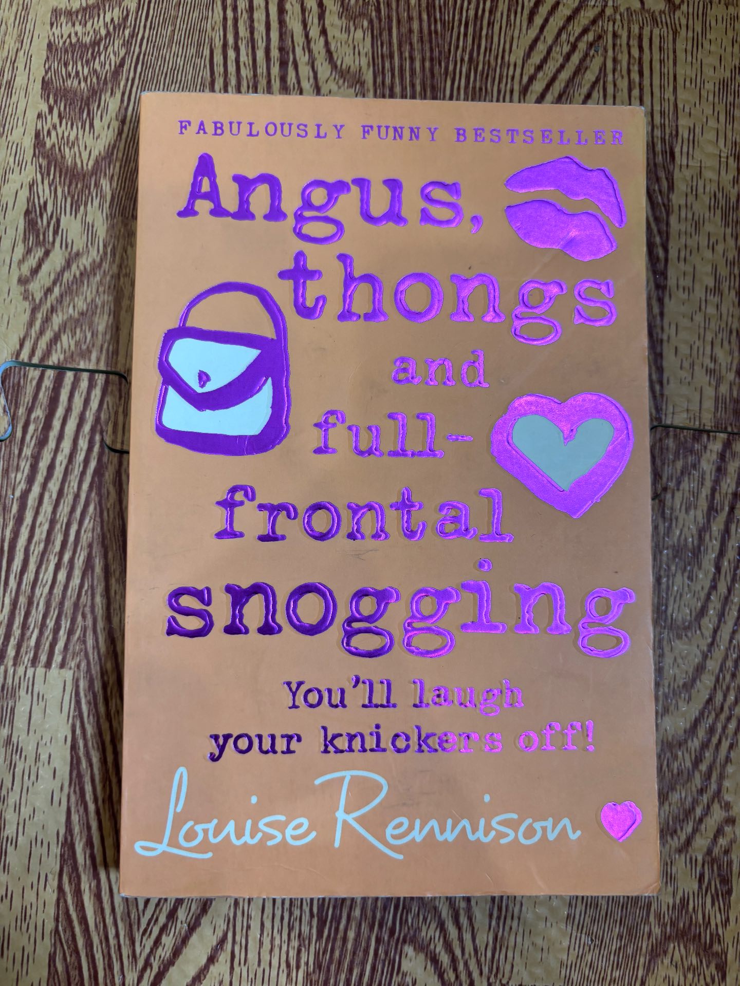 Angus, thongs and full-frontal snogging — ảnh 1