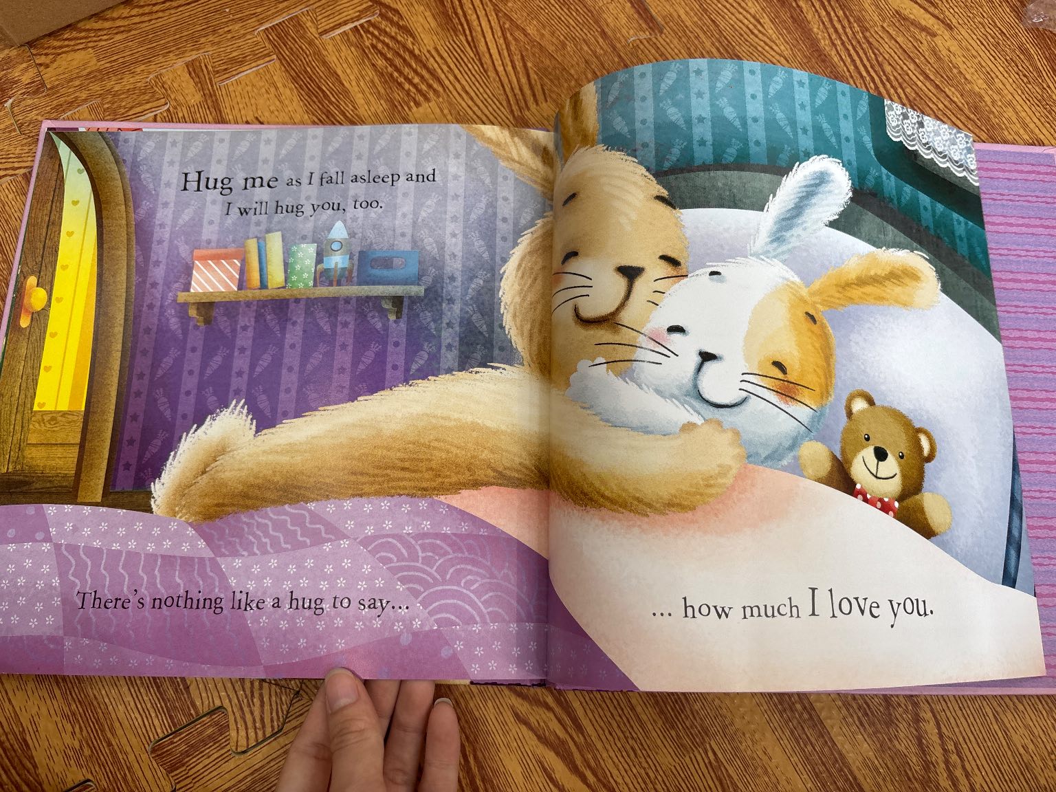 Hug Me — ảnh 5