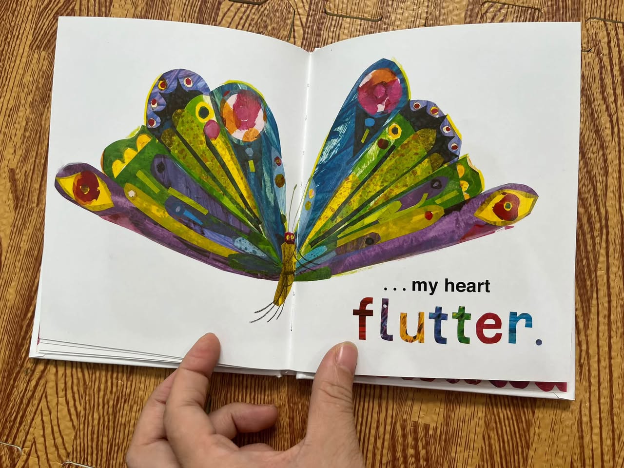 SÁCH TIẾNG ANH CHO BÉ: LOVE FROM THE VERY HUNGRY CATERPILLAR — ảnh 4