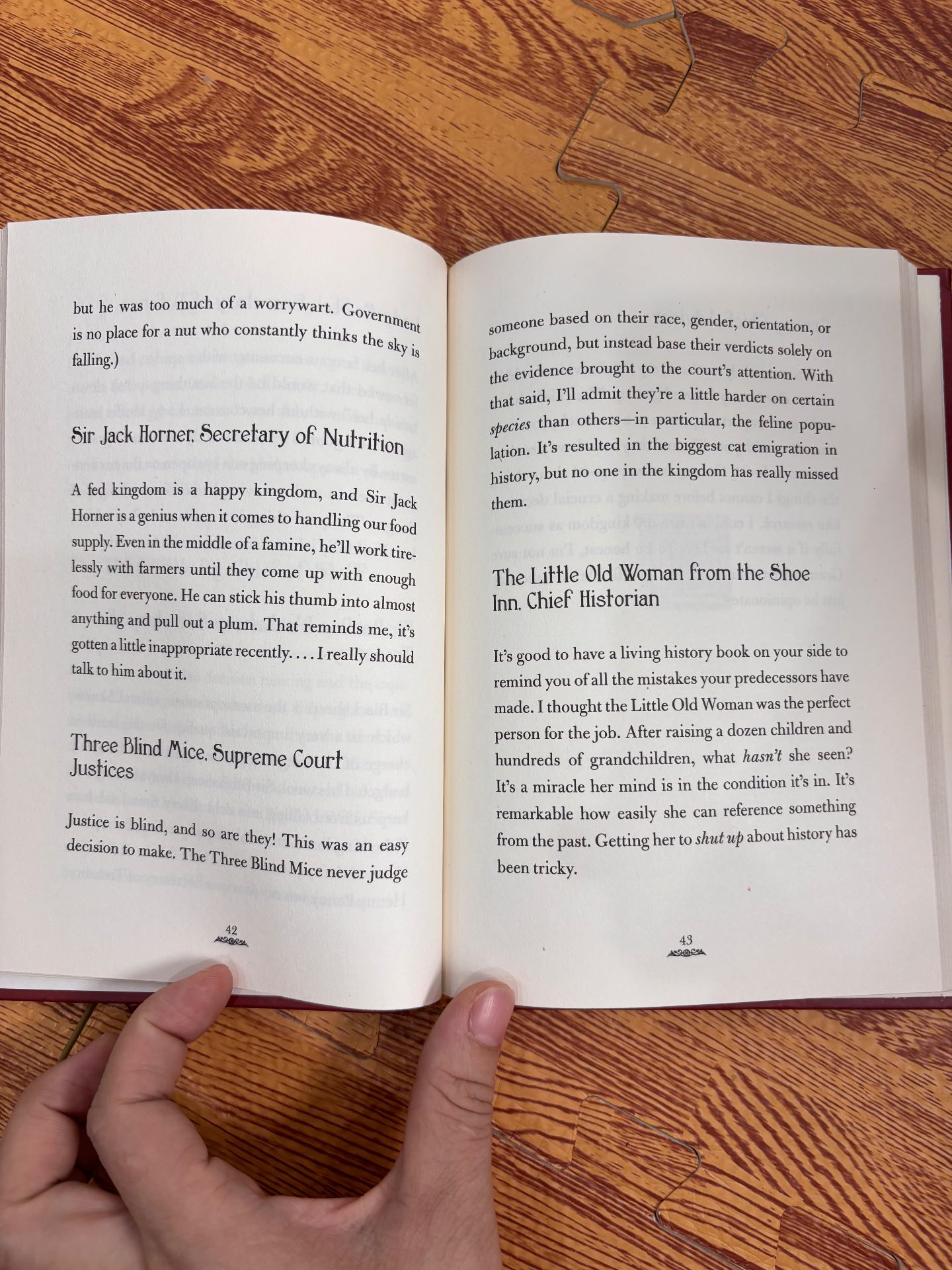 Queen Red Riding Hood's GUIDE TO ROYALTY — ảnh 3