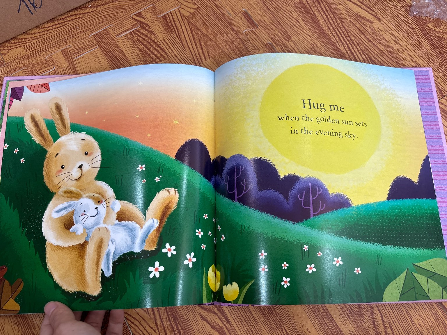 Hug Me — ảnh 4
