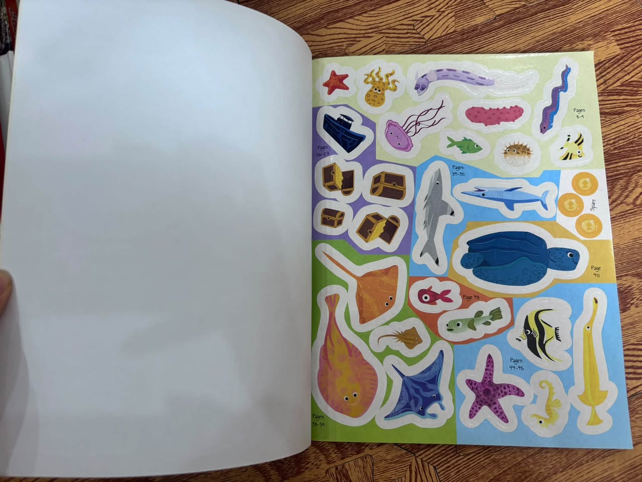 KNOW AND GLOW: OCEAN STICKER ACTIVITIES (GLOW-IN-THE-DARK STICKERS) — ảnh 2