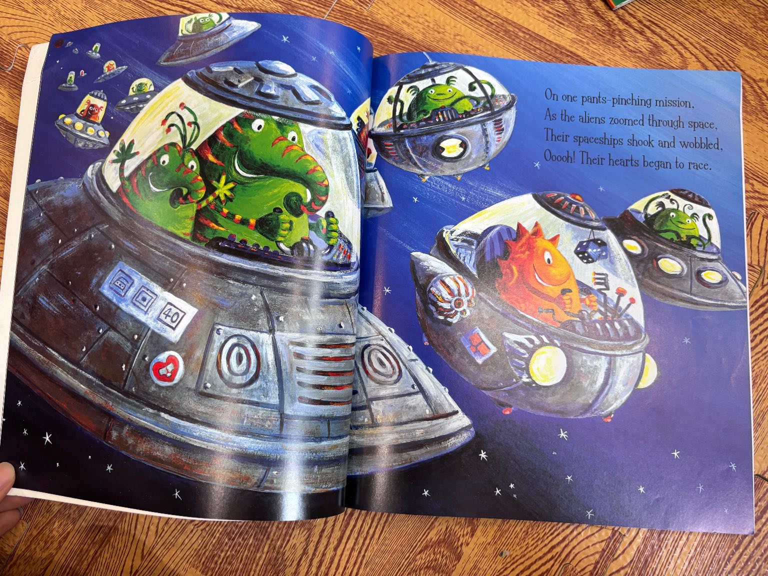 Aliens in Underpants Save the World — ảnh 3