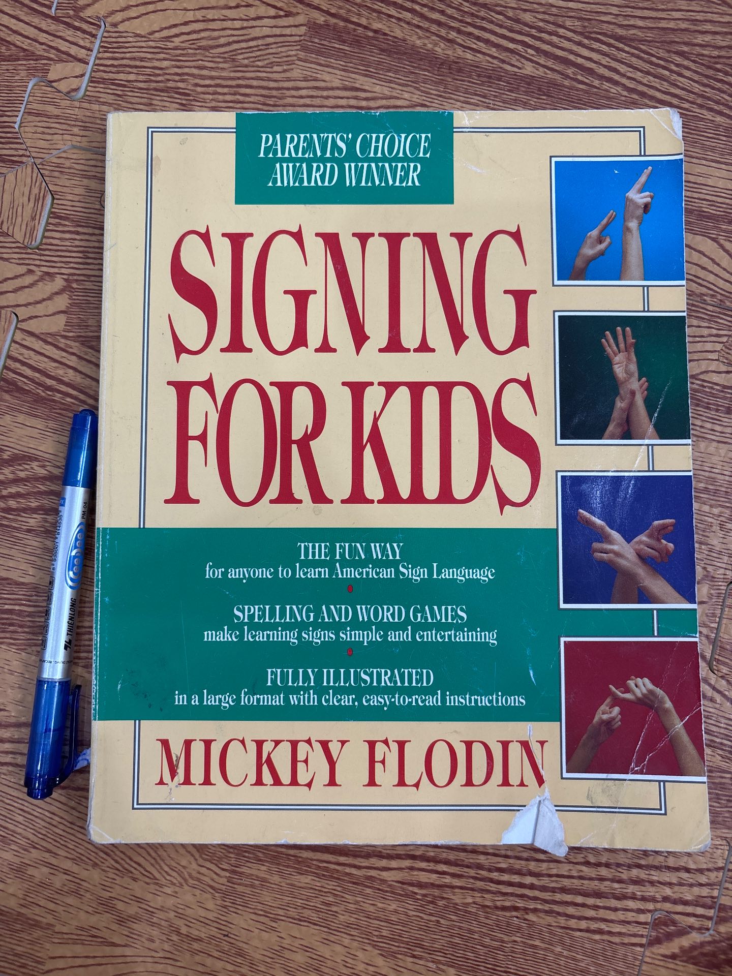 Signing For Kids bị rách trang đầu