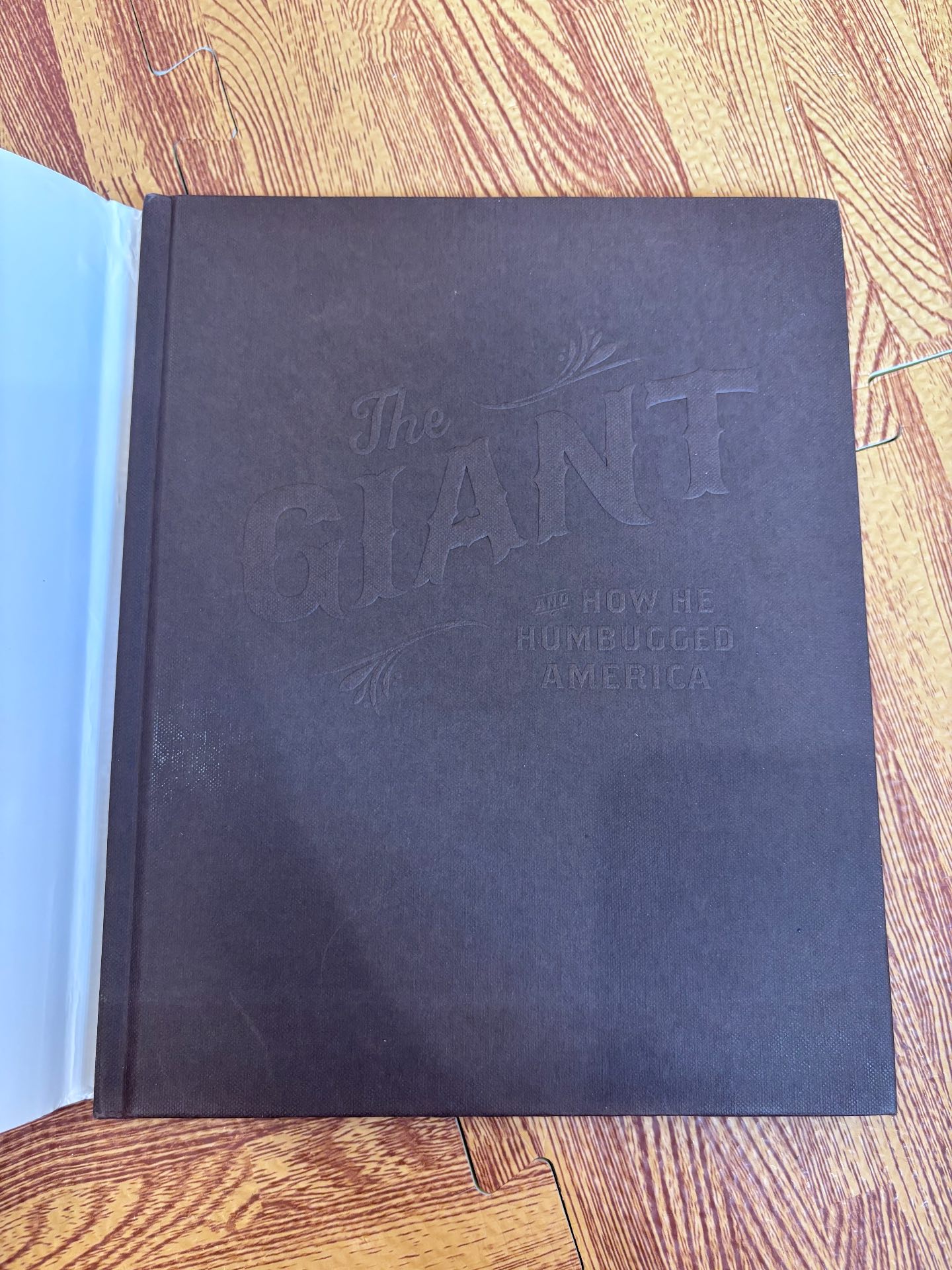 The Giant: And How He Humbugged America — ảnh 10