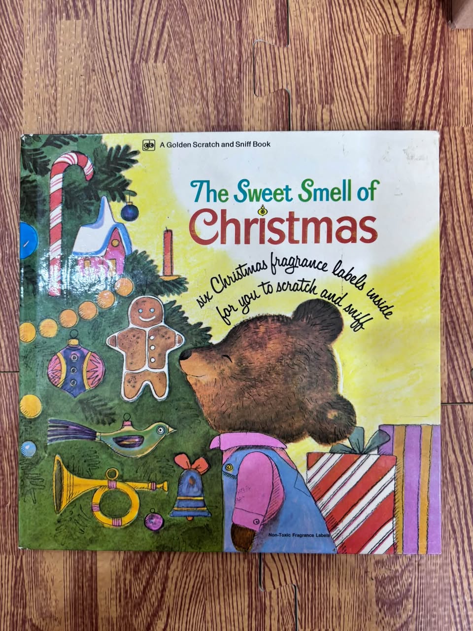 The Sweet Smell of Christmas – A Golden Scratch and Sniff Book — ảnh 1