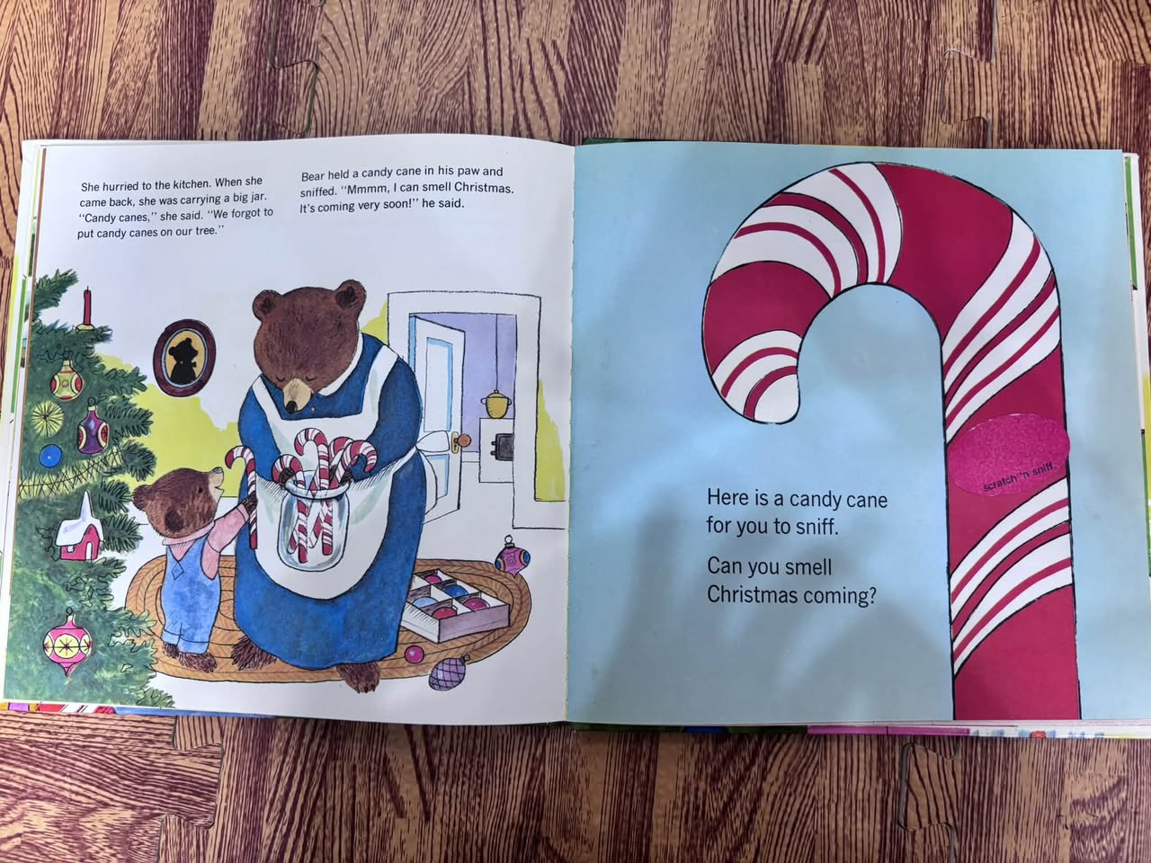 The Sweet Smell of Christmas – A Golden Scratch and Sniff Book — ảnh 4