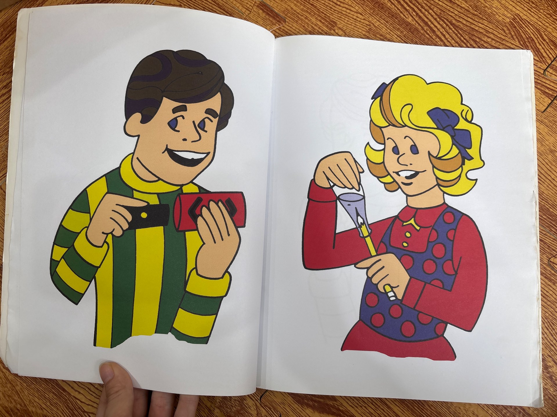 A FUN MAGIC COLORING BOOK — ảnh 2